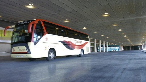 Autobús en una estación Autobús en una estación