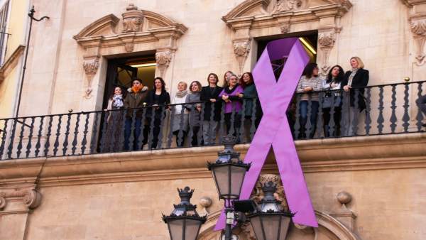 Cort cuelga lazo morado apoyo al Día Internacional de la Mujer Cort cuelga lazo morado apoyo al Día Internacional de la Mujer