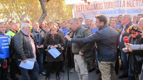 Lucas Jiménez a las puertas Delegación manifestación regantes Lucas Jiménez a las puertas Delegación manifestación regantes
