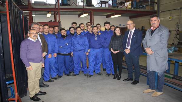 Carmona (segundo por la dcha.) visita al curso Carmona (segundo por la dcha.) visita al curso