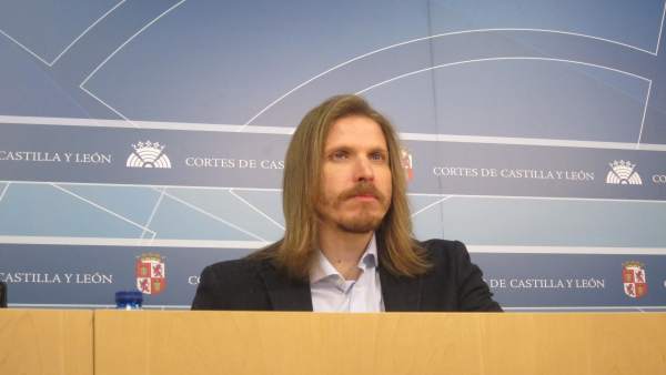 Pablo Fernández atiende a los medios de comunicación en las Cortes Pablo Fernández atiende a los medios de comunicación en las Cortes