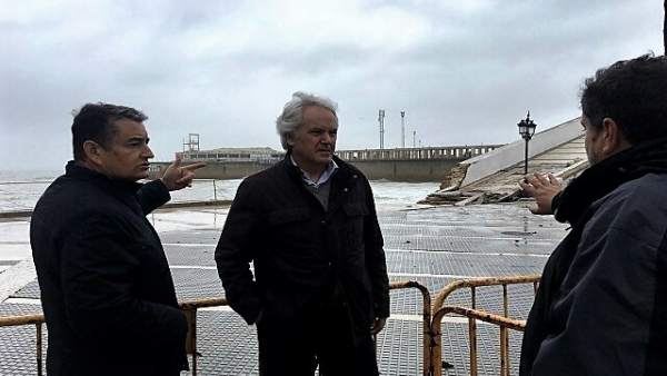 El subdelegado en Cádiz con Antonio Sanz visitando daños por el temporal El subdelegado en Cádiz con Antonio Sanz visitando daños por el temporal