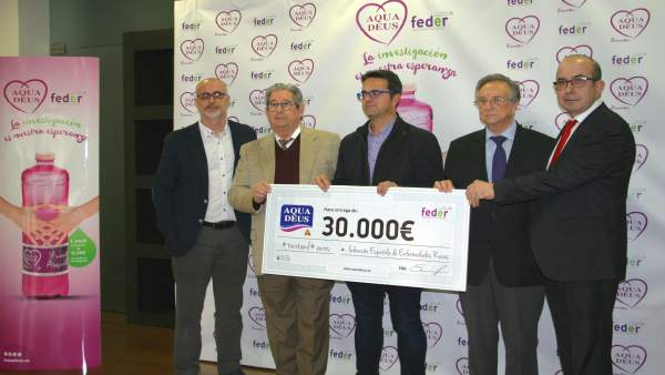 Imagen de la entrega de fondos de Aguadeus a Feder Imagen de la entrega de fondos de Aguadeus a Feder