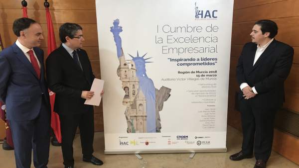 Imagen de la presentación de la Cumbre a cargo de Jesús Pacheco Imagen de la presentación de la Cumbre a cargo de Jesús Pacheco