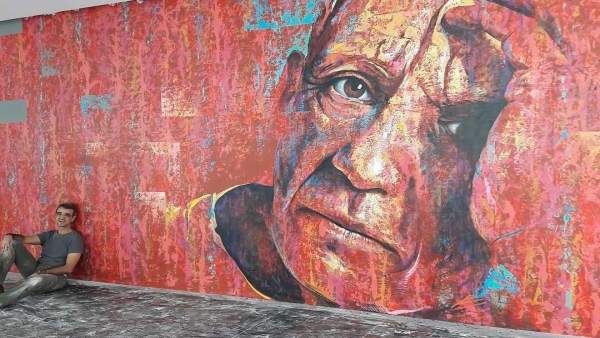 Carlos Callizo posa junto al mural Carlos Callizo posa junto al mural