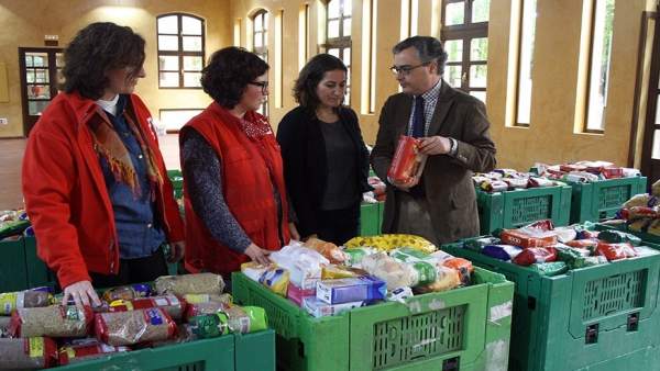 Entrega de alimentos a la Cruz Roja Entrega de alimentos a la Cruz Roja