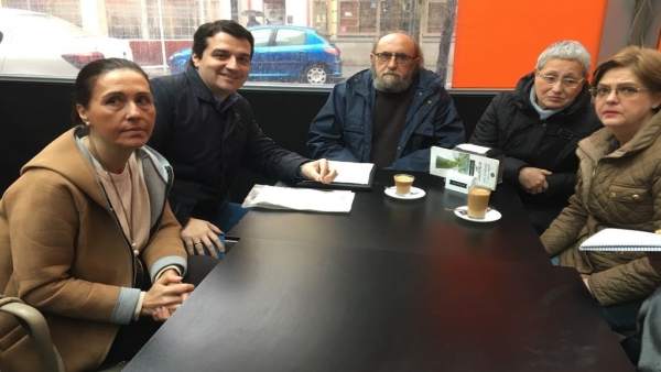 José María Bellido y Carmen Sousa con vecinos de Ciudad Jardín José María Bellido y Carmen Sousa con vecinos de Ciudad Jardín