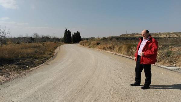 El alcalde de Alcañiz en el camino de la Estanca una vez finalizadas las obras. El alcalde de Alcañiz en el camino de la Estanca una vez finalizadas las obras.