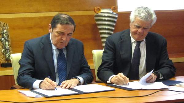 Sáez Aguado y Muñoz firman el convenio Sáez Aguado y Muñoz firman el convenio