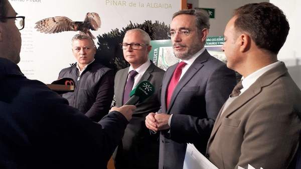 El consejero Felipe López en el parque de Los Toruños El consejero Felipe López en el parque de Los Toruños