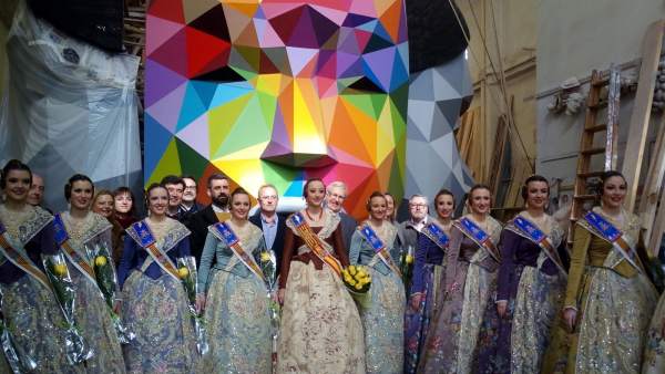 Ribó y Fuset junto a la Fallera Mayor 2018 y su corte ante la falla municipal Ribó y Fuset junto a la Fallera Mayor 2018 y su corte ante la falla municipal