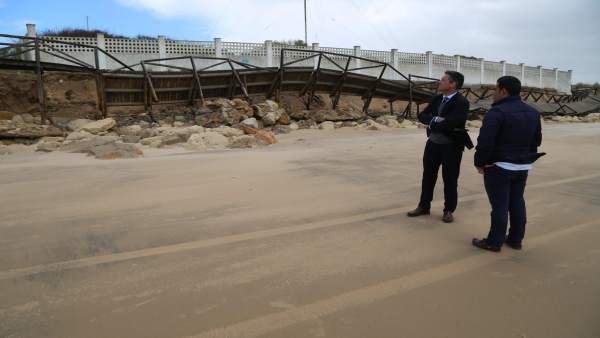 El alcalde de Rota, Javier Ruiz Arana, comprueba daños en las playas El alcalde de Rota, Javier Ruiz Arana, comprueba daños en las playas
