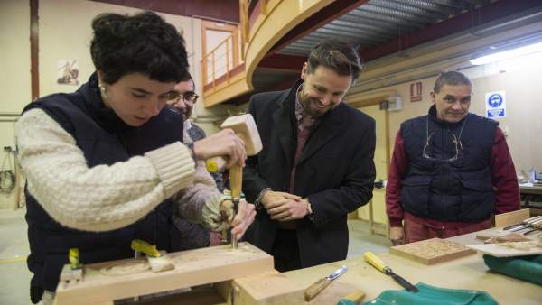 Taller de talla en madera, en el Centro Albayzín Taller de talla en madera, en el Centro Albayzín