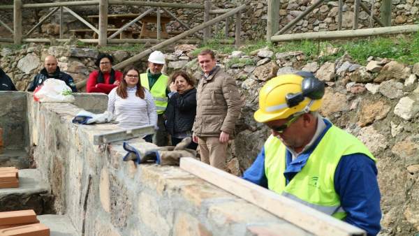 Un operario construye nuevas barcacoas en La Limera de Turre Un operario construye nuevas barcacoas en La Limera de Turre