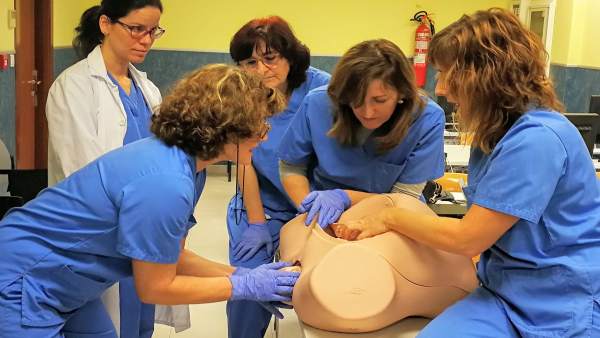 Equipo de partos entrenando en una simulación con un maniquí. Equipo de partos entrenando en una simulación con un maniquí.
