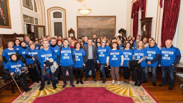 Trabajadores de Justicia en huelga con al alcalde de A Coruña. Trabajadores de Justicia en huelga con al alcalde de A Coruña.