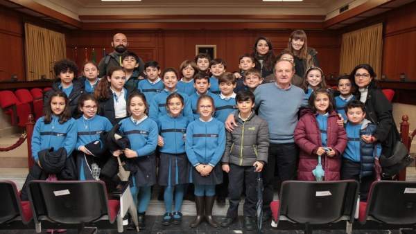 Pino (dcha.) recibe a los alumnos Pino (dcha.) recibe a los alumnos
