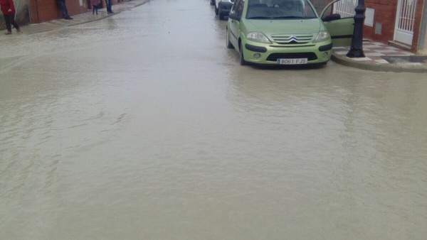 Calle anegada por el desbordamiento del arroyo Encantado Calle anegada por el desbordamiento del arroyo Encantado