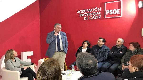 El consejero de Empleo en la sede del PSOE de Cádiz El consejero de Empleo en la sede del PSOE de Cádiz