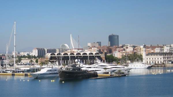 Marina de València con el edificio de la estación marítima al fondo Marina de València con el edificio de la estación marítima al fondo