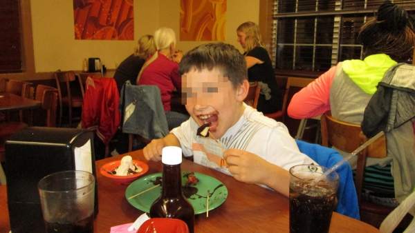Niño en un restaurante Niño en un restaurante