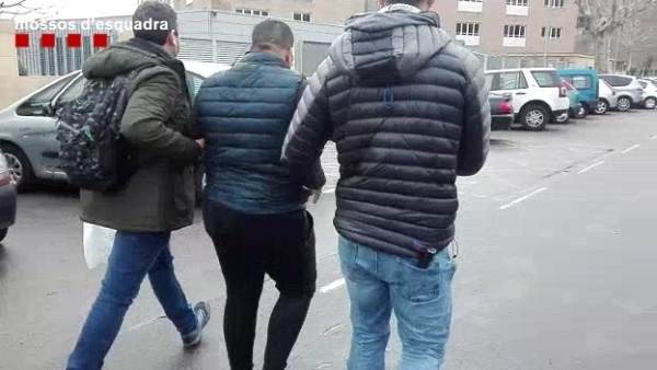 Uno de los presuntos autores de 22 delitos de hurto y estafa entre dos policías. Uno de los presuntos autores de 22 delitos de hurto y estafa entre dos policías.