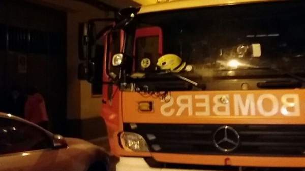Rescatat un matrimoni de 60 anys que va quedar atrapat en l'incendi de la seua casa a Mislata Rescatat un matrimoni de 60 anys que va quedar atrapat en l'incendi de la seua casa a Mislata
