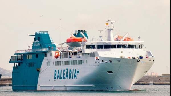 Barco de Balearia en El Estrecho Barco de Balearia en El Estrecho