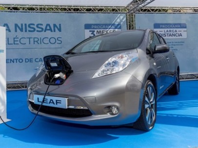 Coche eléctrico recargando