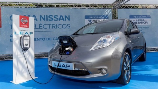 Coche eléctrico recargando Coche eléctrico recargando