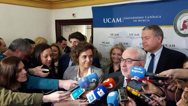 Dolors Montserrat, durante el contacto con los medios acompañada por Mendoza Dolors Montserrat, durante el contacto con los medios acompañada por Mendoza