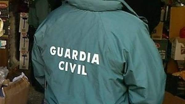 Un agente de la Guardia Civil Un agente de la Guardia Civil