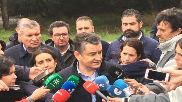 Antonio Sanz, delegado del Gobierno en Andalucía, atendiendo a los periodistas Antonio Sanz, delegado del Gobierno en Andalucía, atendiendo a los periodistas