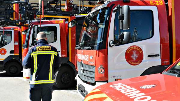 Cuatro de los 18 nuevos vehículos de la flota de los bomberos de Barcelona. Cuatro de los 18 nuevos vehículos de la flota de los bomberos de Barcelona.