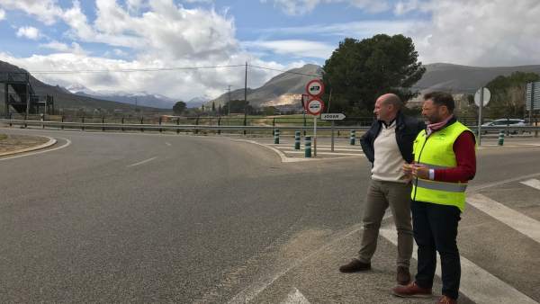 Valdivielso (d), junto a Hidalgo, en una de las vías de la red autonómica. Valdivielso (d), junto a Hidalgo, en una de las vías de la red autonómica.