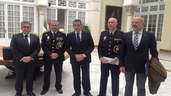 Antonio Sanz, en el centro,antes de informar sobre la nueva comisaría en Sevilla Antonio Sanz, en el centro,antes de informar sobre la nueva comisaría en Sevilla