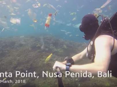 Un buceador británico nada rodeado de plásticos en Bali