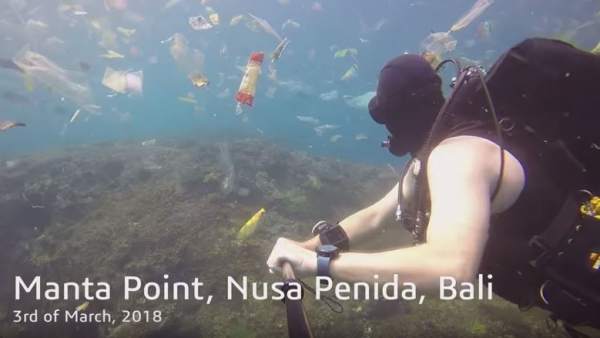 Un buceador británico nada rodeado de plásticos en Bali Un buceador británico nada rodeado de plásticos en Bali