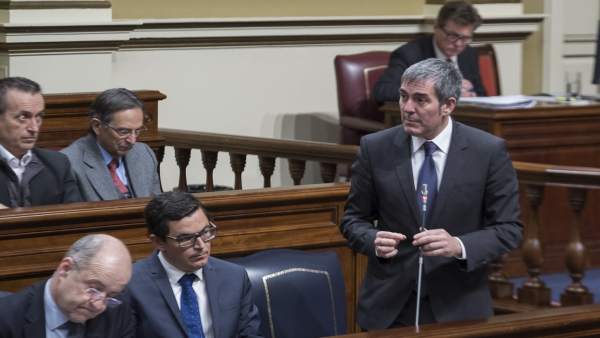 Fernando Clavijo en el Pleno del Parlamento de Canarias Fernando Clavijo en el Pleno del Parlamento de Canarias