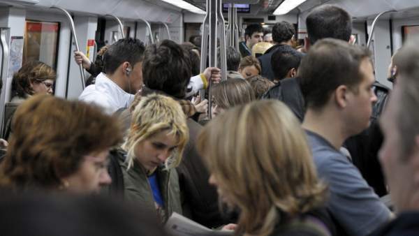 Uno de los vagones del Metro de Barcelona. Uno de los vagones del Metro de Barcelona.