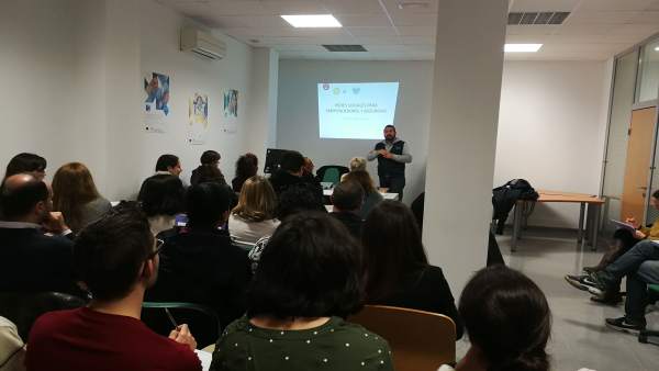 Uno de los voluntarios impartiendo la jornada Uno de los voluntarios impartiendo la jornada