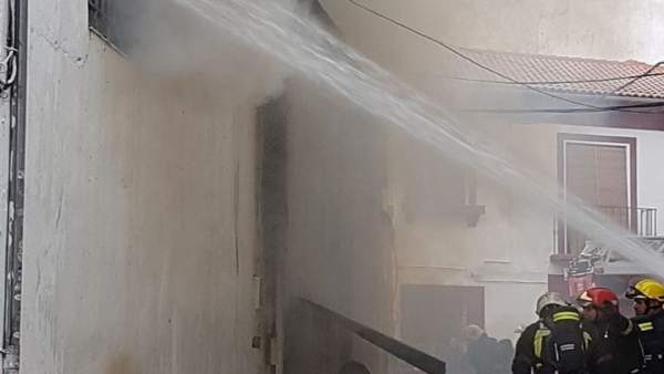 Tareas de refresco en un incendio en un almacén de muebles en Peligros (Granada) Tareas de refresco en un incendio en un almacén de muebles en Peligros (Granada)