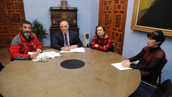 Antonio Ruiz firma el convenio con BUSF Antonio Ruiz firma el convenio con BUSF