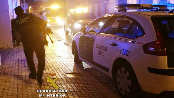 LOS AGENTES HAN RESCATADO A LOS PERROS LOS AGENTES HAN RESCATADO A LOS PERROS