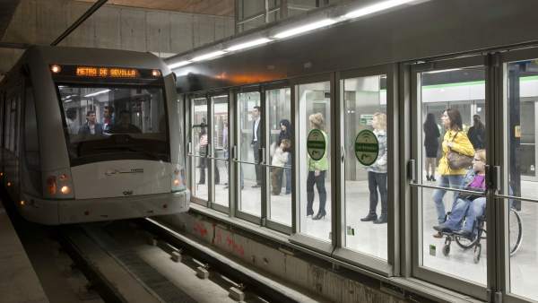 El Metro de Sevilla circulando por una de sus estaciones El Metro de Sevilla circulando por una de sus estaciones