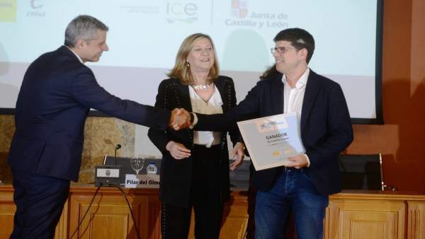 El representante de Atlas Innovative con su diploma El representante de Atlas Innovative con su diploma