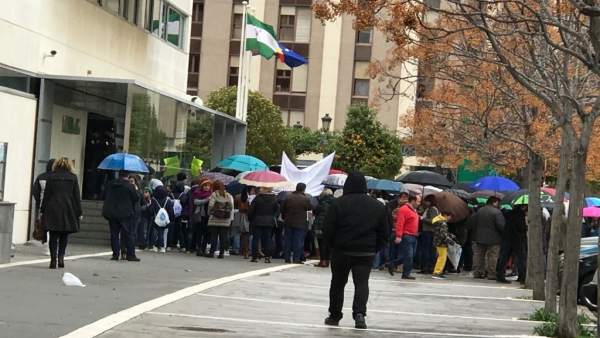 Concentración del AMPA del IES Fuente Juncal de Aljaraque,ante Educación. Concentración del AMPA del IES Fuente Juncal de Aljaraque,ante Educación.