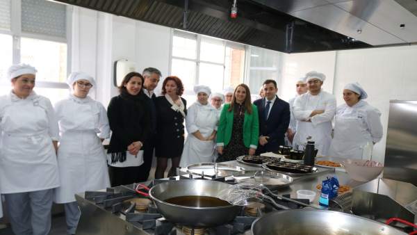 Ruiz (centro) en la visita al IES de Hinojosa Ruiz (centro) en la visita al IES de Hinojosa