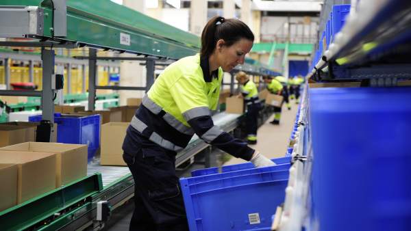 Trabajadora en una fábrica Trabajadora en una fábrica