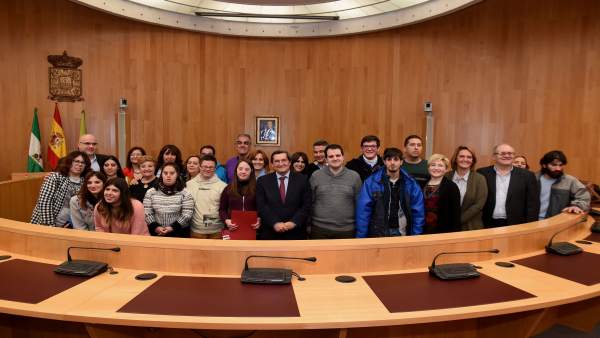 Diputación entrega a jóvenes el diploma que acredita sus prácticas laborales Diputación entrega a jóvenes el diploma que acredita sus prácticas laborales